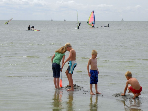 Het kindvriendelijke strand van Makkum is ook ideaal om te leren windsurfen