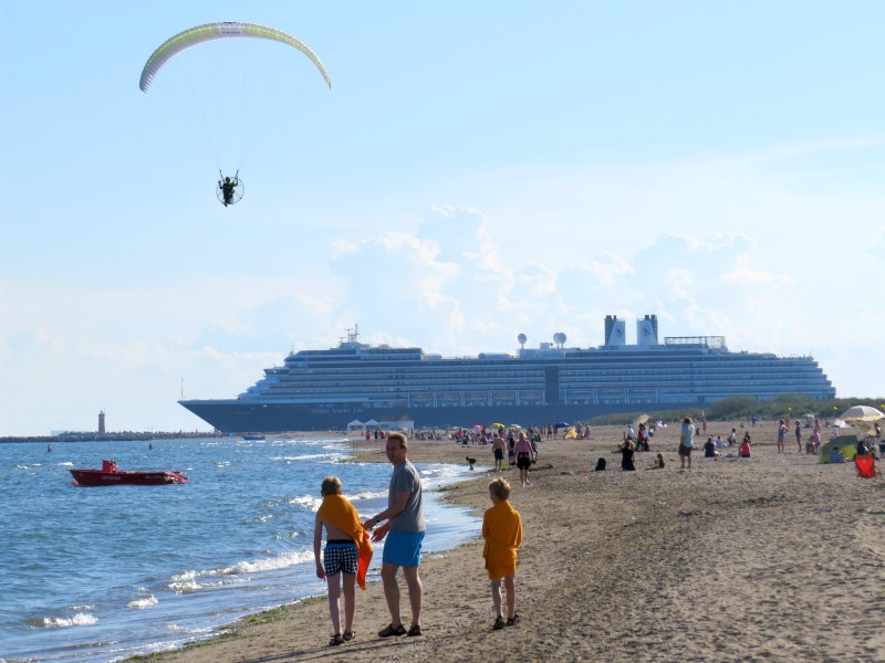 Op het mooie strand van Marina di Venezia kan je ook cruiseschepen zien
