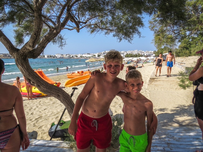 Zeb en Tycho op het strand op Naxos