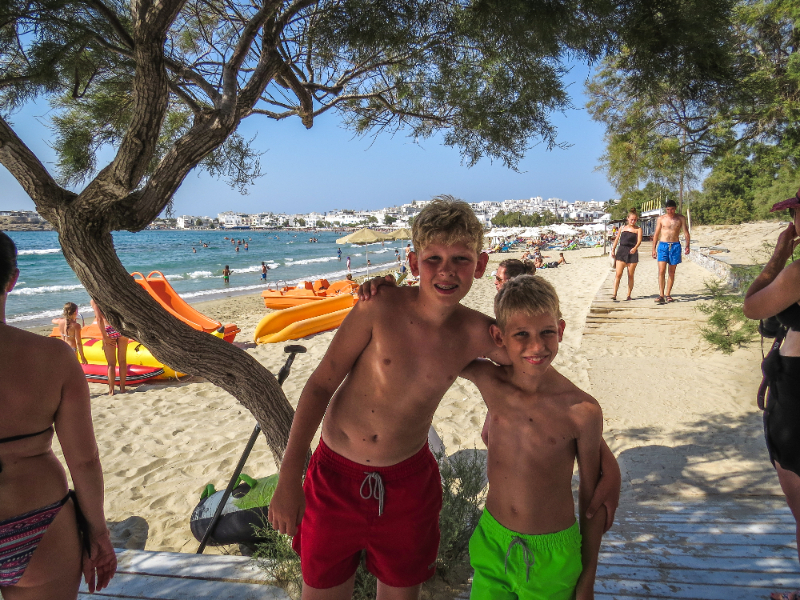 Zeb en Tycho op het strand op Naxos, nabij Chora