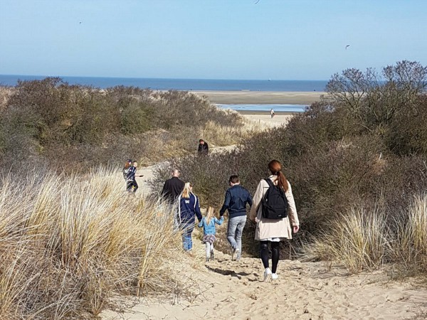 Sanne loopt met haar gezin het strand op bij Ouddorp