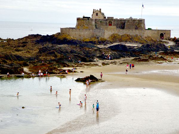 Strand en fort bij St. Malo