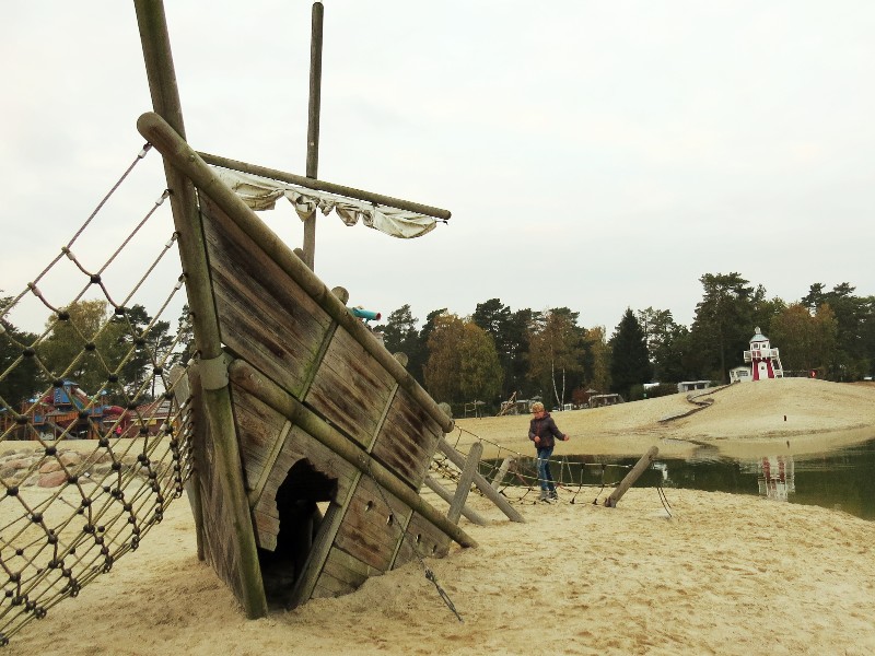 Eén van de vele speeltoestellen op het strand bij het grote zwemmeer