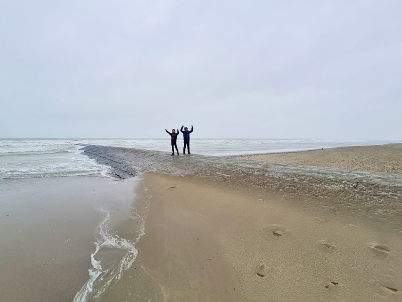 De kinderen van Alma op het strand van Westende