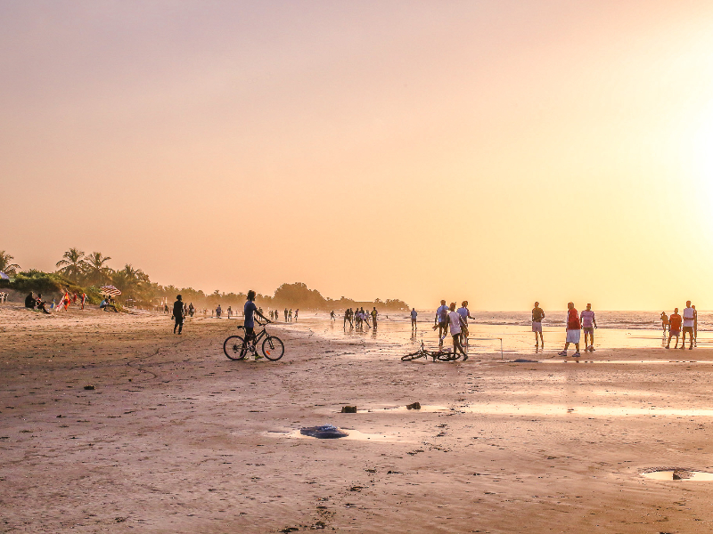 Zonsondergang op het strand van Kololi in Gambia
