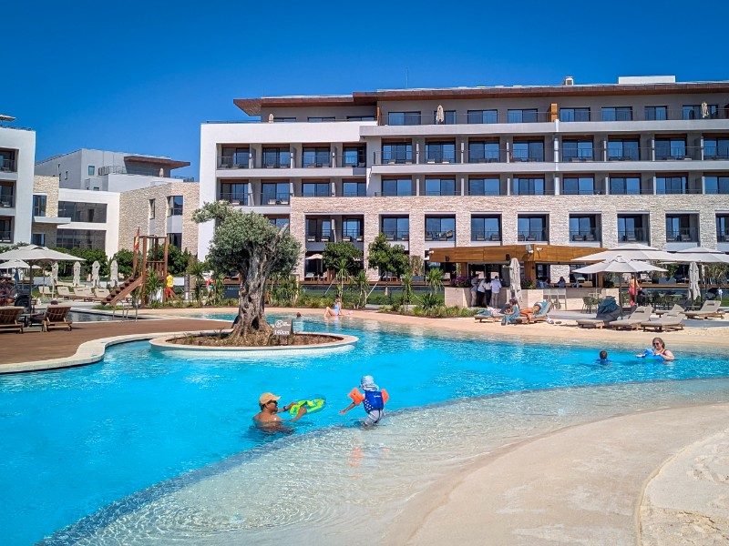 Het strand-zwembad in de Family Zone