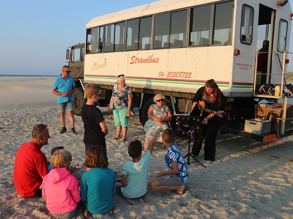 met de strandbus op terschelling naar de boschplaat en het drenkelingenhuisje