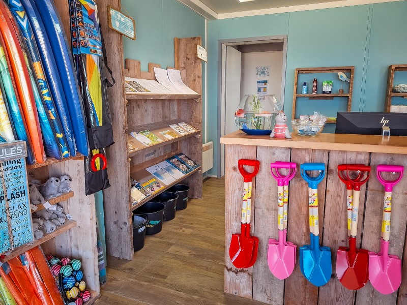 Bij het service punt kun je ook leuke knutsel en kleurplaten halen Bij het service punt kun je ook leuke knutsel en kleurplaten halen