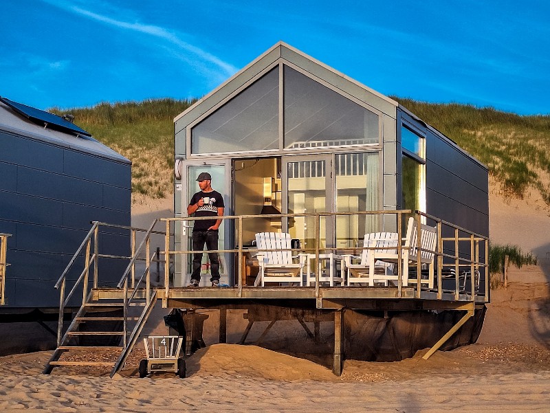 Eenmaal gesetteld in het kleinschalige Roompot Strandhuisjes Julianadorp, drink je koffie with a view!