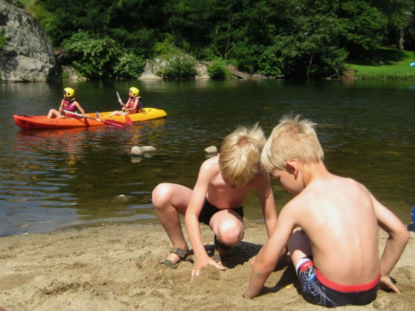 Onze kids vermaken zich prima aan een riviertje in de Ardeche