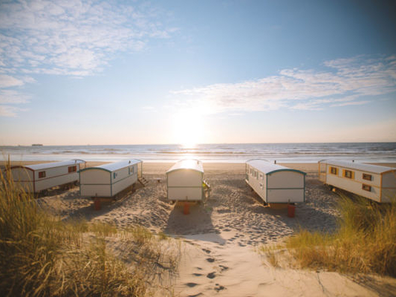 Logeren in een pipowagen op het strand