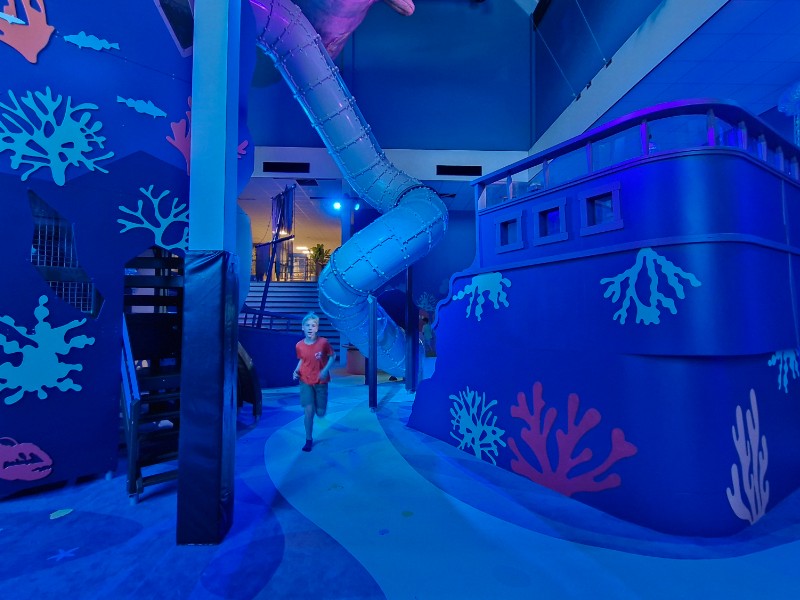 Lekker binnen spelen in de indoorspeeltuin van strandpark de Zeeuwse Kust in Renesse