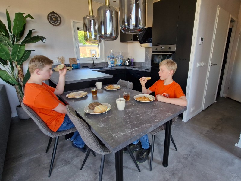 Onze keuken in het chalet op Strandpark De Zeeuwse Kust in Renesse