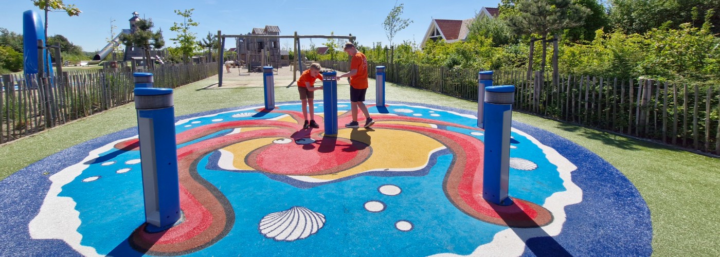 Een kleurrijke speeltuin in vakantiepark de Zeeuwse Kust in Renesse