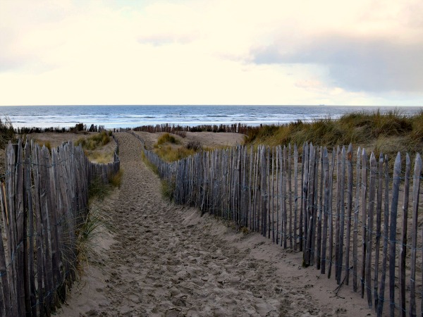 Door de duinen naar het strand bij De Haan