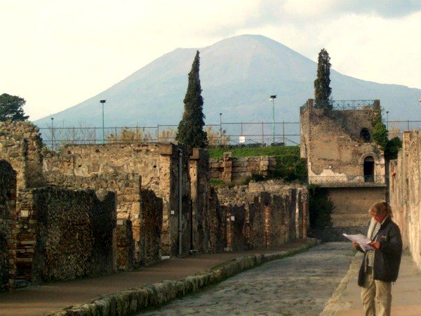 Pompeii bij Napels ligt nog altijd onder de rook van de Vesuvius