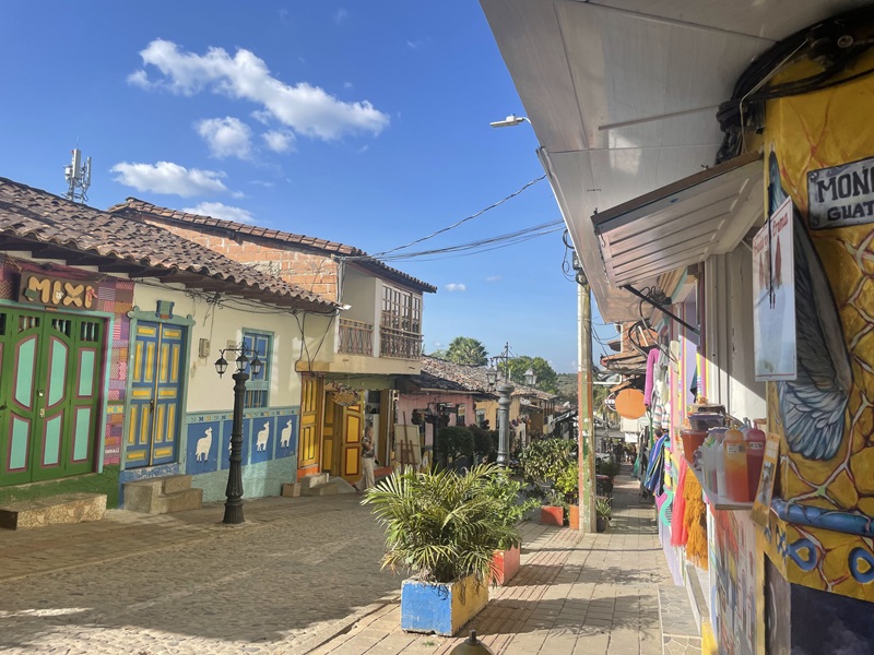 Straat in Guatape in Colombia