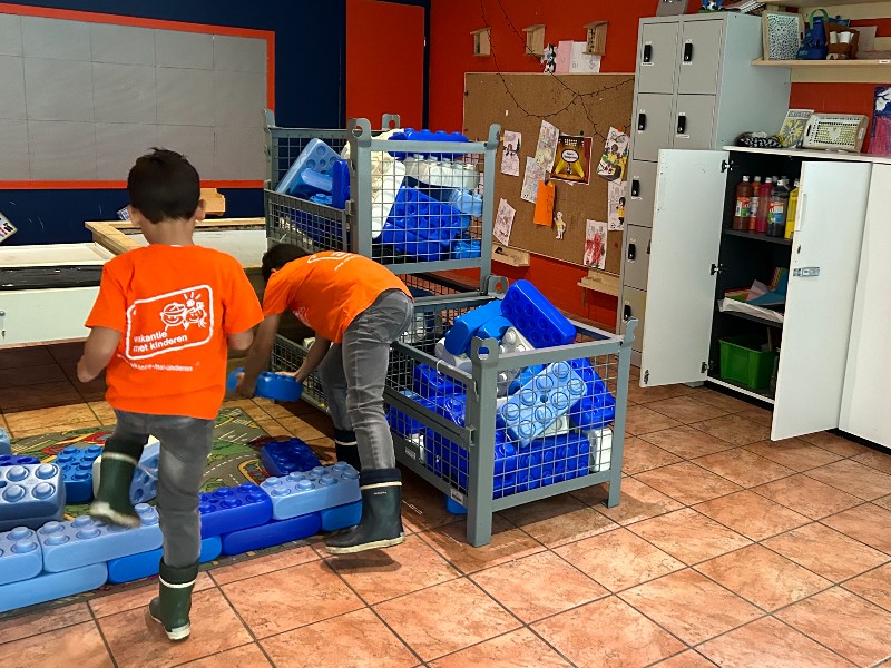 Lekker spelen in de speelhoek waar ook het knutselen met het animatieteam te vinden is.