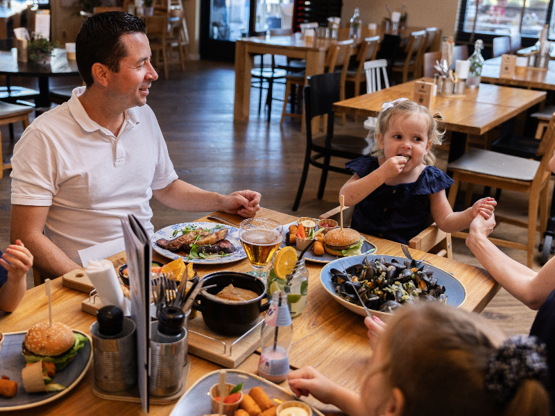 Lekker eten in de brasserie van Summio Parc Port Greve