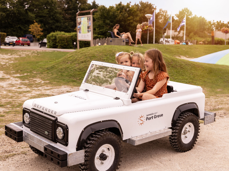 Kids in de jeep bij Summio Parc Port Greve