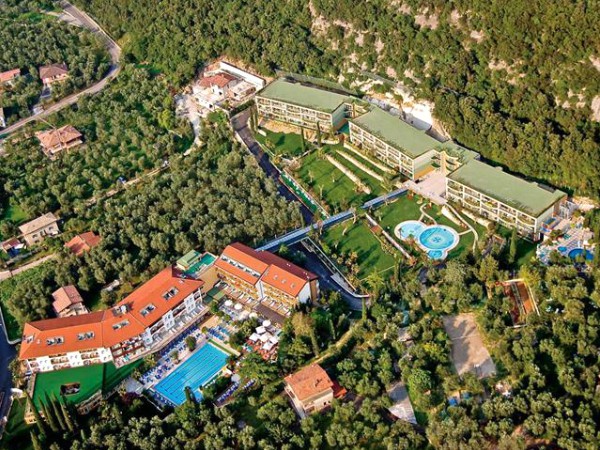 Sun Hotel Majestic Palace in de mooie groene omgeving