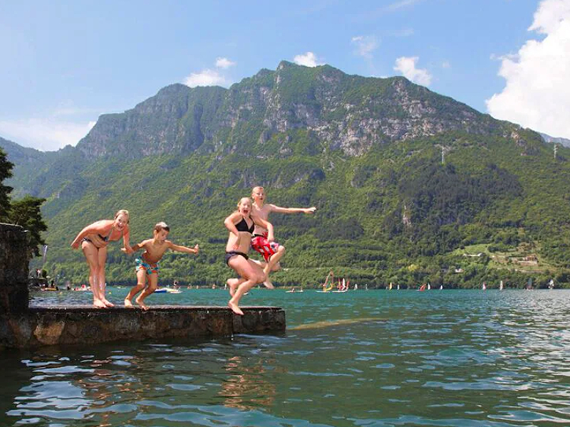 Vanaf de camping Rio Vantone spring je zo het wonderschone Idromeer in!