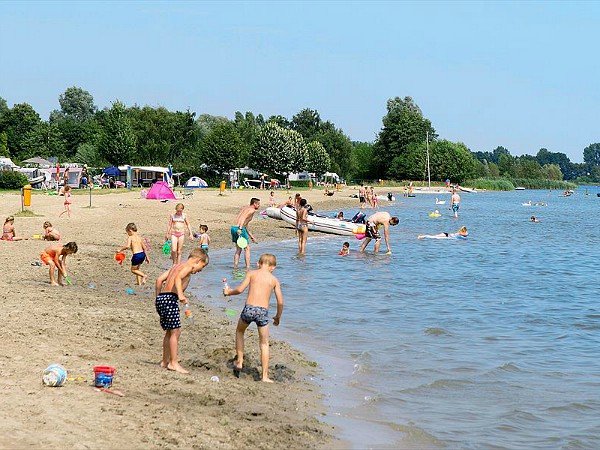 Spetterplezier in de waterspeeltuin van RCN Vakantiepark Zeewolde