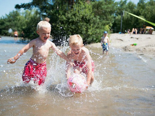 Spelen in het meertje van het vakantiepark