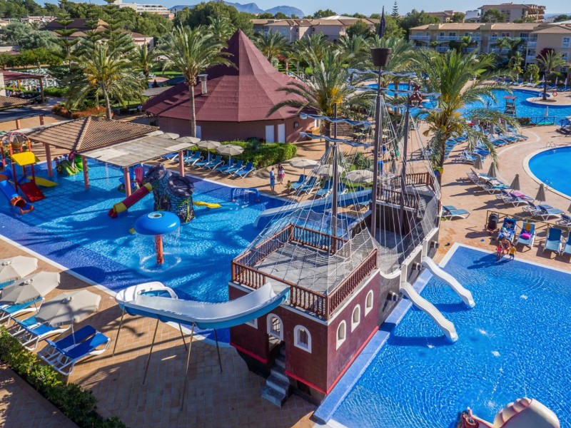 Het piratenschip in het zwemparadijs voo rjonge kinden van Aparthotel Can Picafort op Mallorca