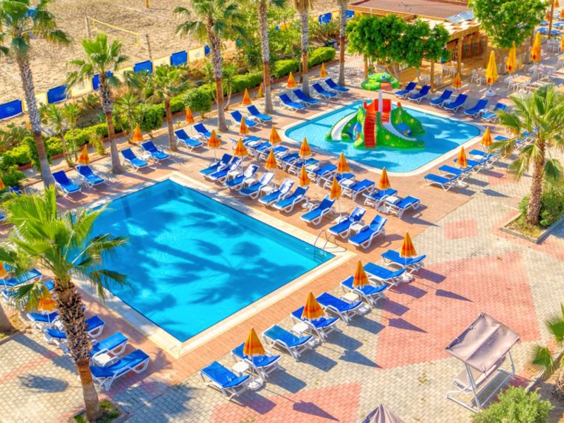 Twee van de 6 zwembaden van het all inclusive hotel Numa Konaktepe in Turkije