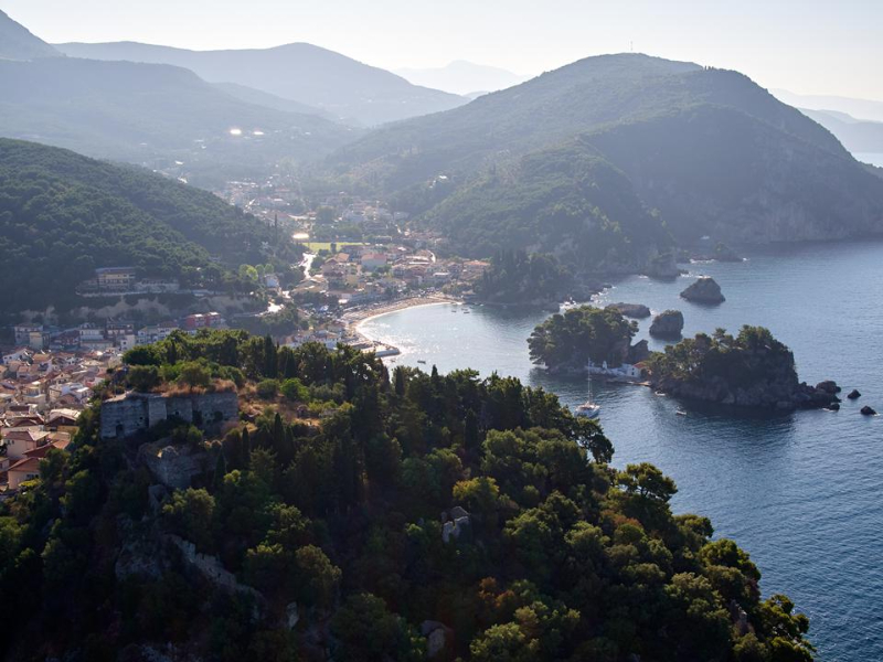 Uitzicht over Parga aan de Ionische kust in Griekenland.