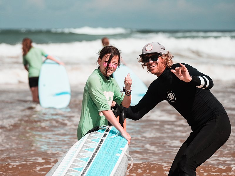 Jongeren tussen de 12 - 16 jaar beleven een actieve vakantie via Surfblend.