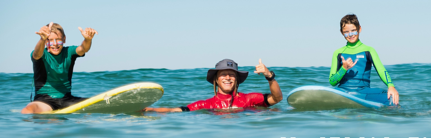 Kinderkamp van Surfblend waarbij tieners van alle leeftijden op surfkamp gaan in NL, België of Frankrijk.