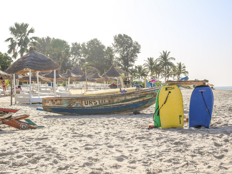 Strand bij Kololi, vlakbij Kunta Kinteh in Gambia