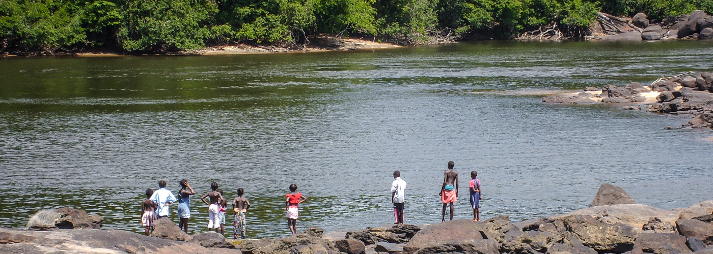 Kinderen aan de oevers van de Amazone in Suriname