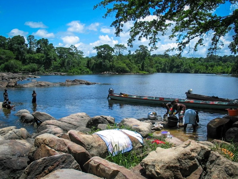 bootjes en kleding wassen in de rivier