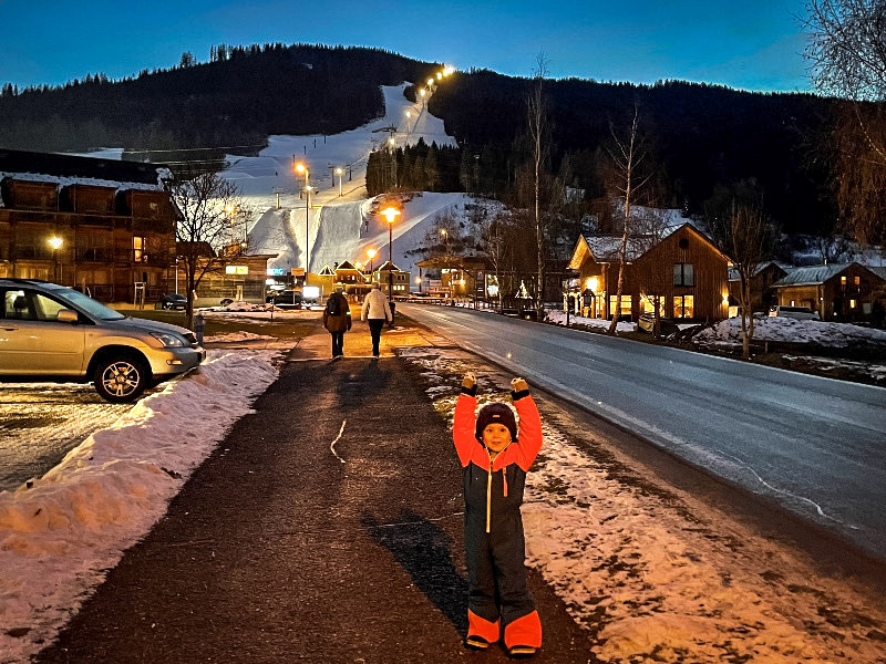 Het dorpje Georgen am Kreischberg met deskipiste by night