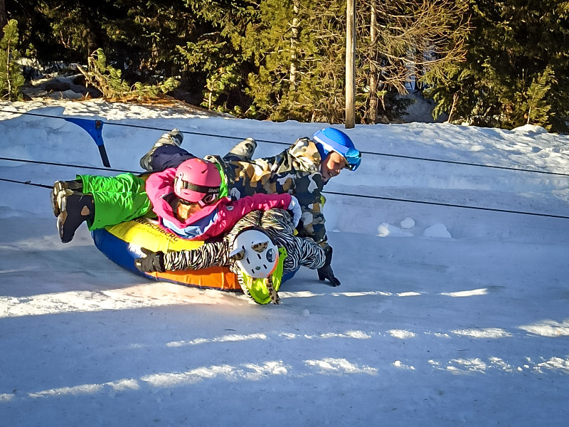 Lekker Tuben ind e sneeuw in Oostenrijk