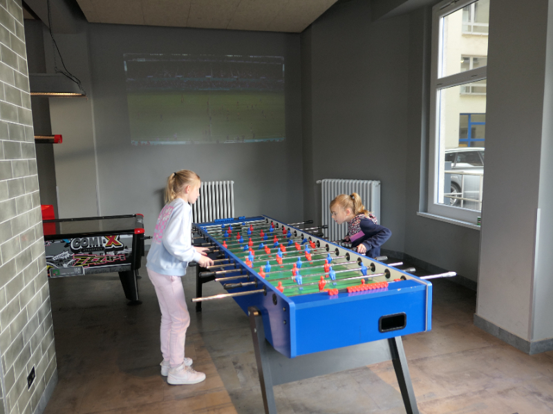 Er zijn verschillende speeltafels waar de kinderen een spel op kunnen doen