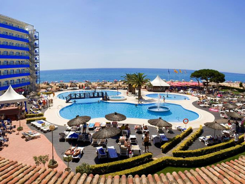 Het zwembad met uitzicht op zee bij Tahiti Suites