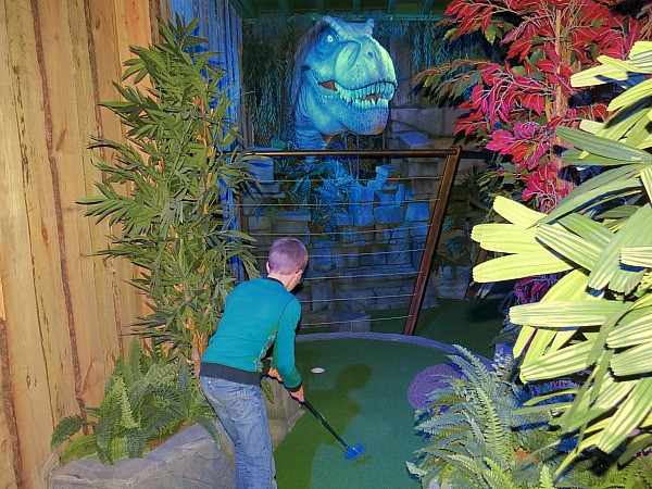 Bij het midgetgolf kom je onder andere deze dinosaurus tegen