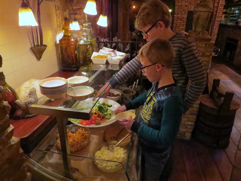 Er is ook een saladebar bij het steakhouse van Taurus