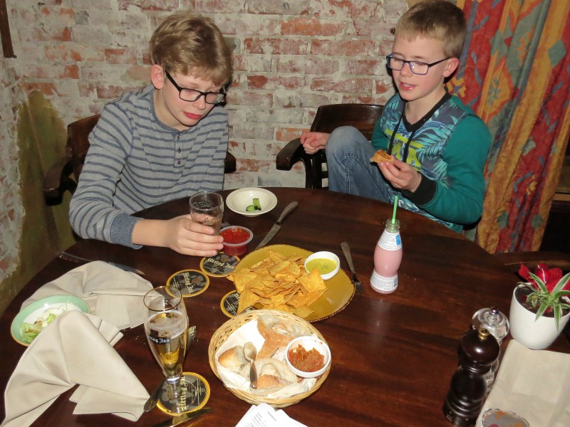 Voorgerecht van broodjes en nacho's bij Taurus