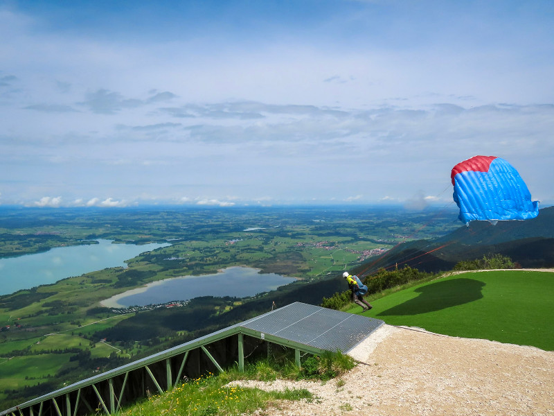 Een paraglider in actie op de Tegelberg