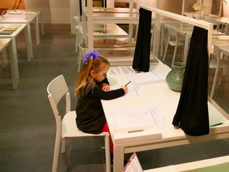 Bij de tentoonstelling konden de kinderen dingen natekenen