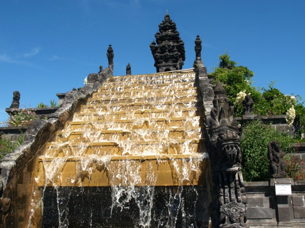 Tempel met waterval in dierentuin Pairi Daiza