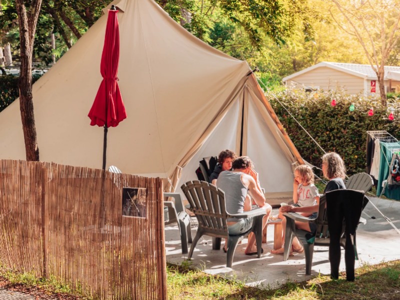 Tijdens de surfvakantie verblijf je in deze tent