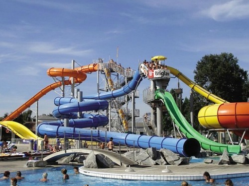 glijbanen van het waterpark