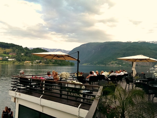 Het zonneterras van het Strand Fjord Hotel