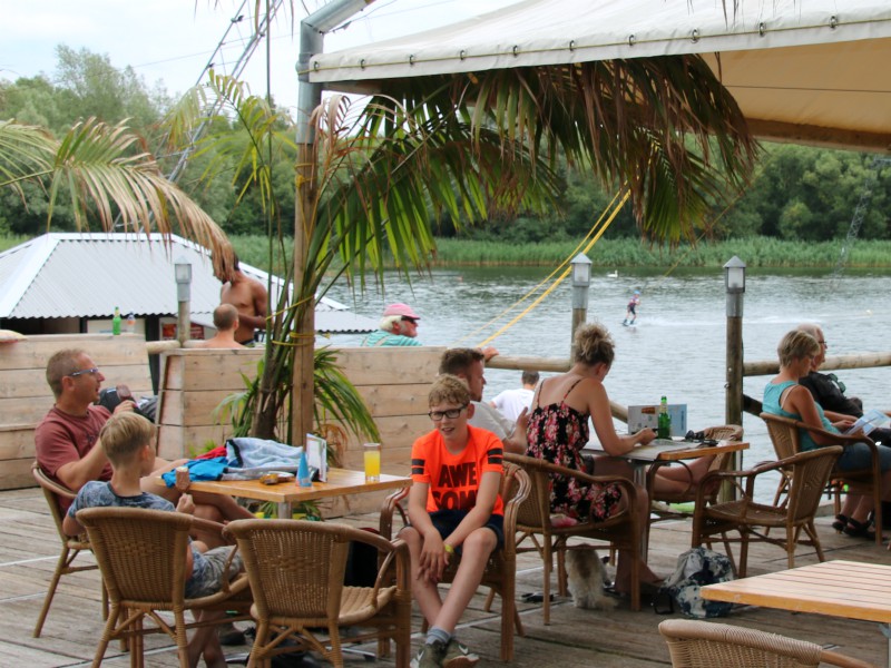 Het terras bij Waterski Twente